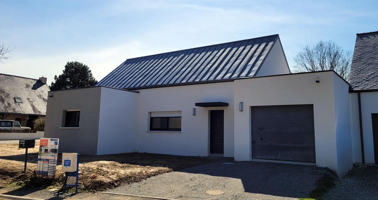 maison neuve en construction à Mesquer en Loire-Atlantique avec un toit un zinc pentu