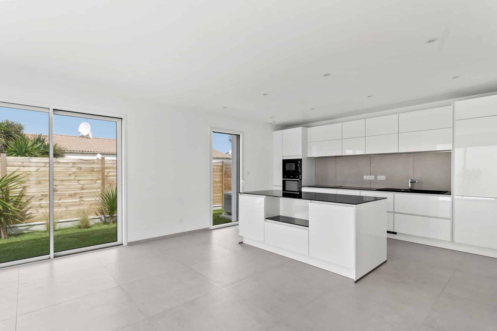 Cuisine ouverte et lumineuse dans une maison neuve en Loire-Atlantique