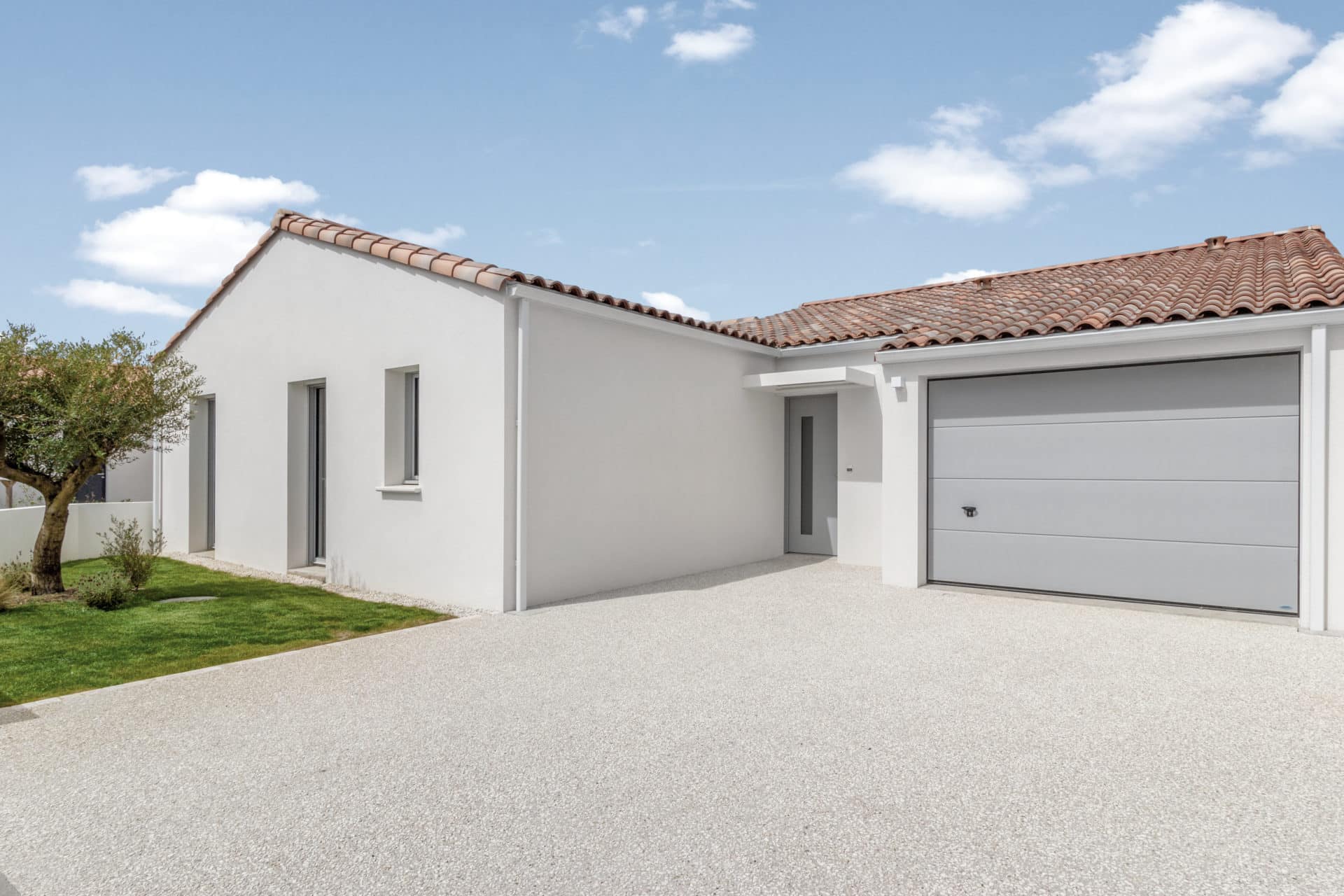 Façade lumineuse d'une maison neuve avec enduit blanc en Loire-Atlantique