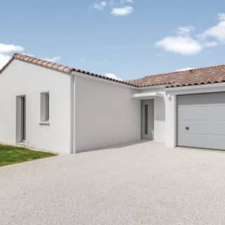 Façade lumineuse d'une maison neuve avec enduit blanc en Loire-Atlantique