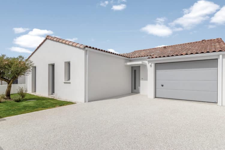 Façade lumineuse d'une maison neuve avec enduit blanc en Loire-Atlantique