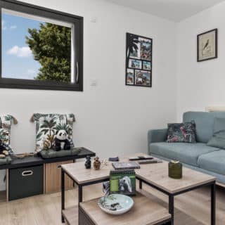 Espace de vie ouvert avec vide sur séjour et plafond haut dans une maison contemporaine en Loire-Atlantique