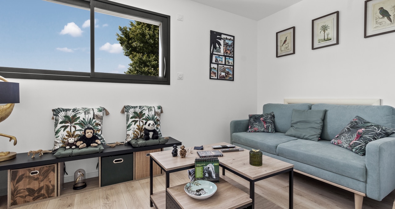 Espace de vie ouvert avec vide sur séjour et plafond haut dans une maison contemporaine en Loire-Atlantique