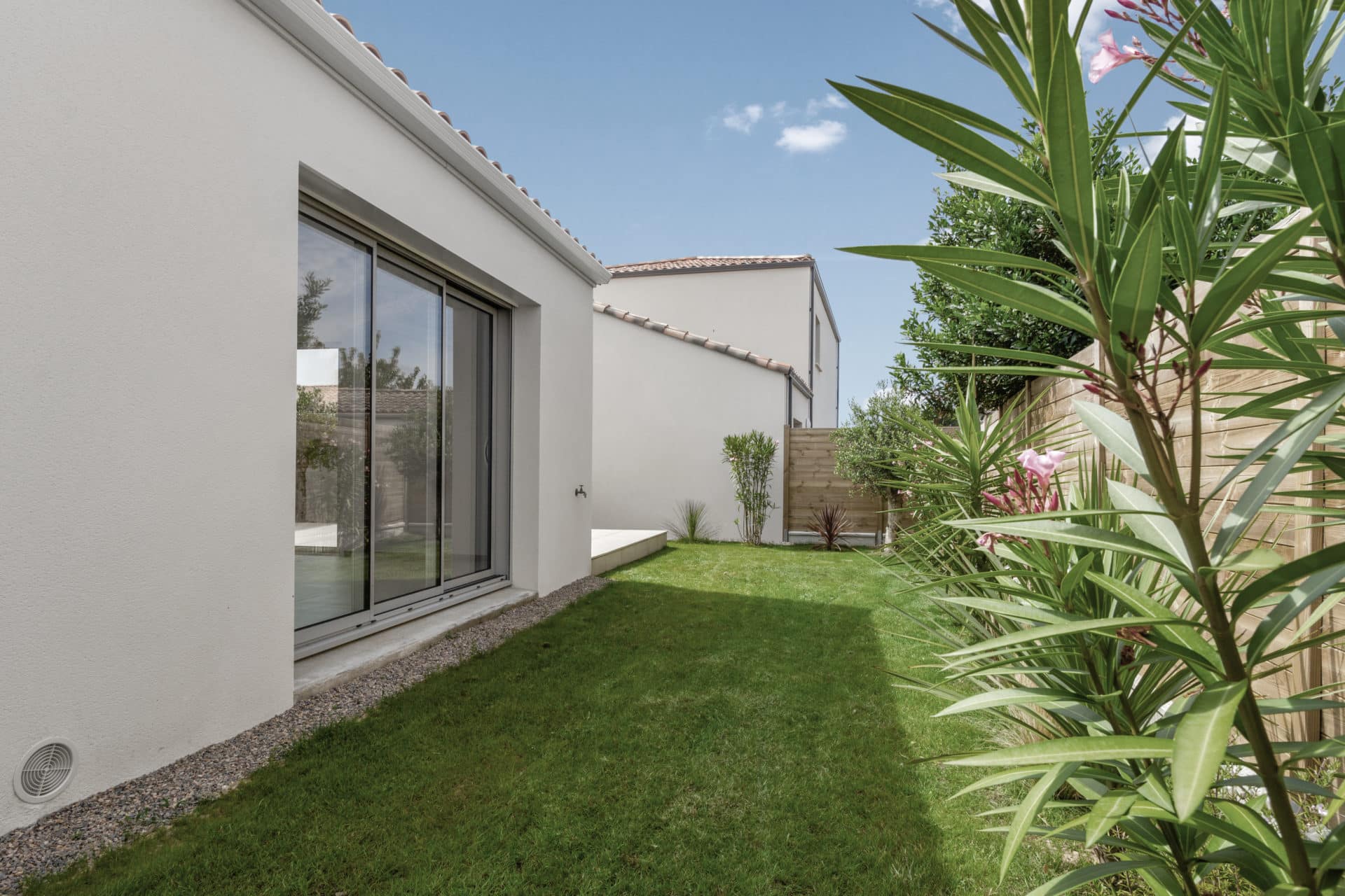 Jardin avec terrasse aménagée dans une maison neuve en Loire-Atlantique