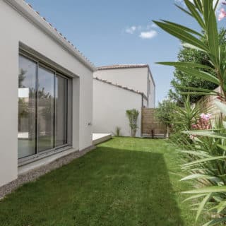 Jardin avec terrasse aménagée dans une maison neuve en Loire-Atlantique