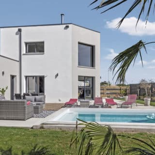 Séjour spacieux et lumineux grâce au vide sur séjour dans une maison familiale en Loire-Atlantique