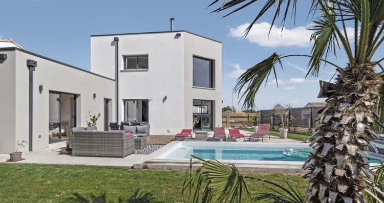 Séjour spacieux et lumineux grâce au vide sur séjour dans une maison familiale en Loire-Atlantique