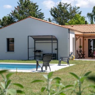 Vue extérieure d’une maison neuve en Loire-Atlantique avec tuiles Romane et enduit blanc, 3 chambres et 2 salles de bain.