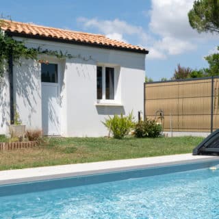 Maison neuve en Loire-Atlantique de 97 m², 3 chambres, 2 salles de bain, style traditionnel avec tuiles Romane et enduit blanc.