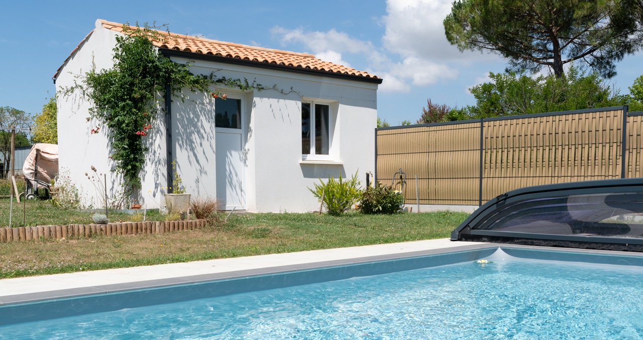 Maison neuve en Loire-Atlantique de 97 m², 3 chambres, 2 salles de bain, style traditionnel avec tuiles Romane et enduit blanc.