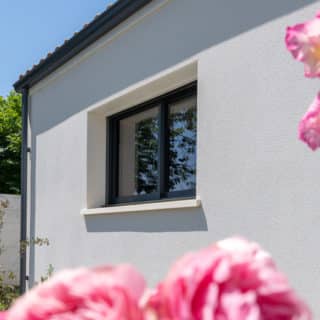 Maison familiale en Loire-Atlantique alliant charme régional et confort moderne. Toiture en tuiles, finitions contemporaines.