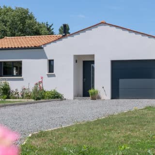 Plan fonctionnel pour maison neuve en Loire-Atlantique : 3 chambres, 2 salles de bain, tuiles Romane, enduit blanc.