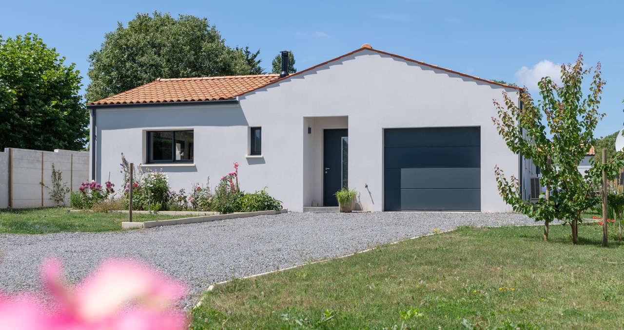 Plan fonctionnel pour maison neuve en Loire-Atlantique : 3 chambres, 2 salles de bain, tuiles Romane, enduit blanc.