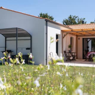 Construction neuve en Loire-Atlantique : plan optimisé, 3 chambres, 2 salles de bain, tuiles Romane et façade blanche lumineuse.
