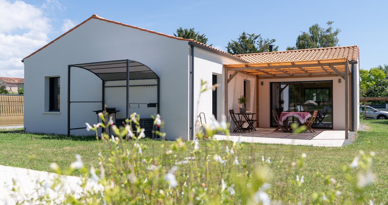 Construction neuve en Loire-Atlantique : plan optimisé, 3 chambres, 2 salles de bain, tuiles Romane et façade blanche lumineuse.