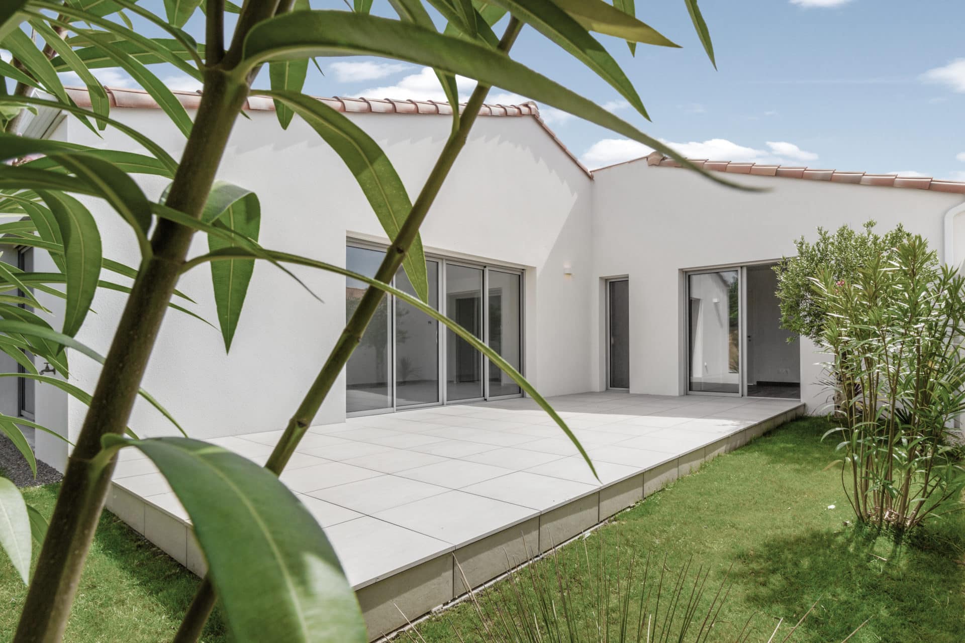 Vue extérieure du jardin d’une maison familiale en Loire-Atlantique