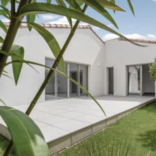 Vue extérieure du jardin d’une maison familiale en Loire-Atlantique