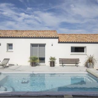 Façade avant d'une maison à Pornic avant agrandissement par un constructeur local