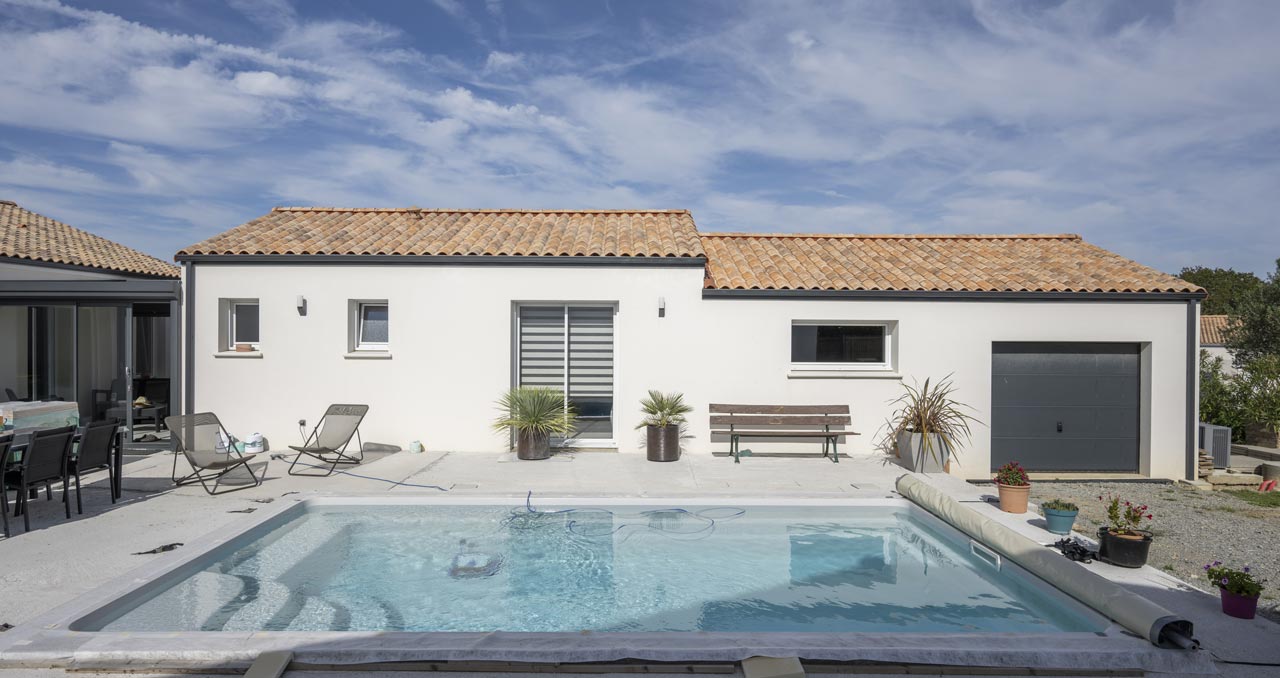 Façade avant d'une maison à Pornic avant agrandissement par un constructeur local