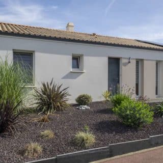 Façade avant d'une maison à Pornic après extension réalisée par un constructeur