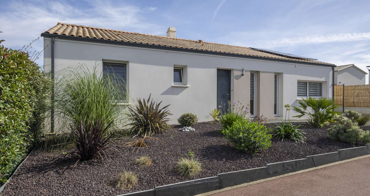Façade avant d'une maison à Pornic après extension réalisée par un constructeur