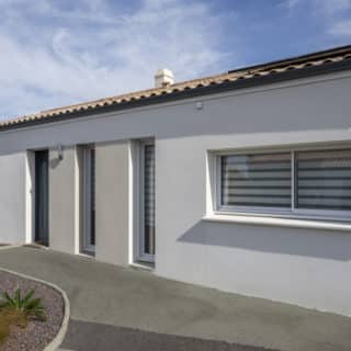Façade arrière d'une maison à Pornic avec extension harmonieuse réalisée par un constructeur