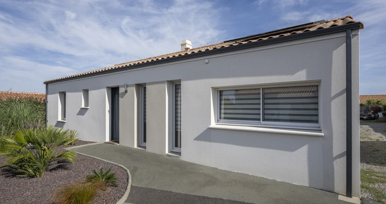 Façade arrière d'une maison à Pornic avec extension harmonieuse réalisée par un constructeur
