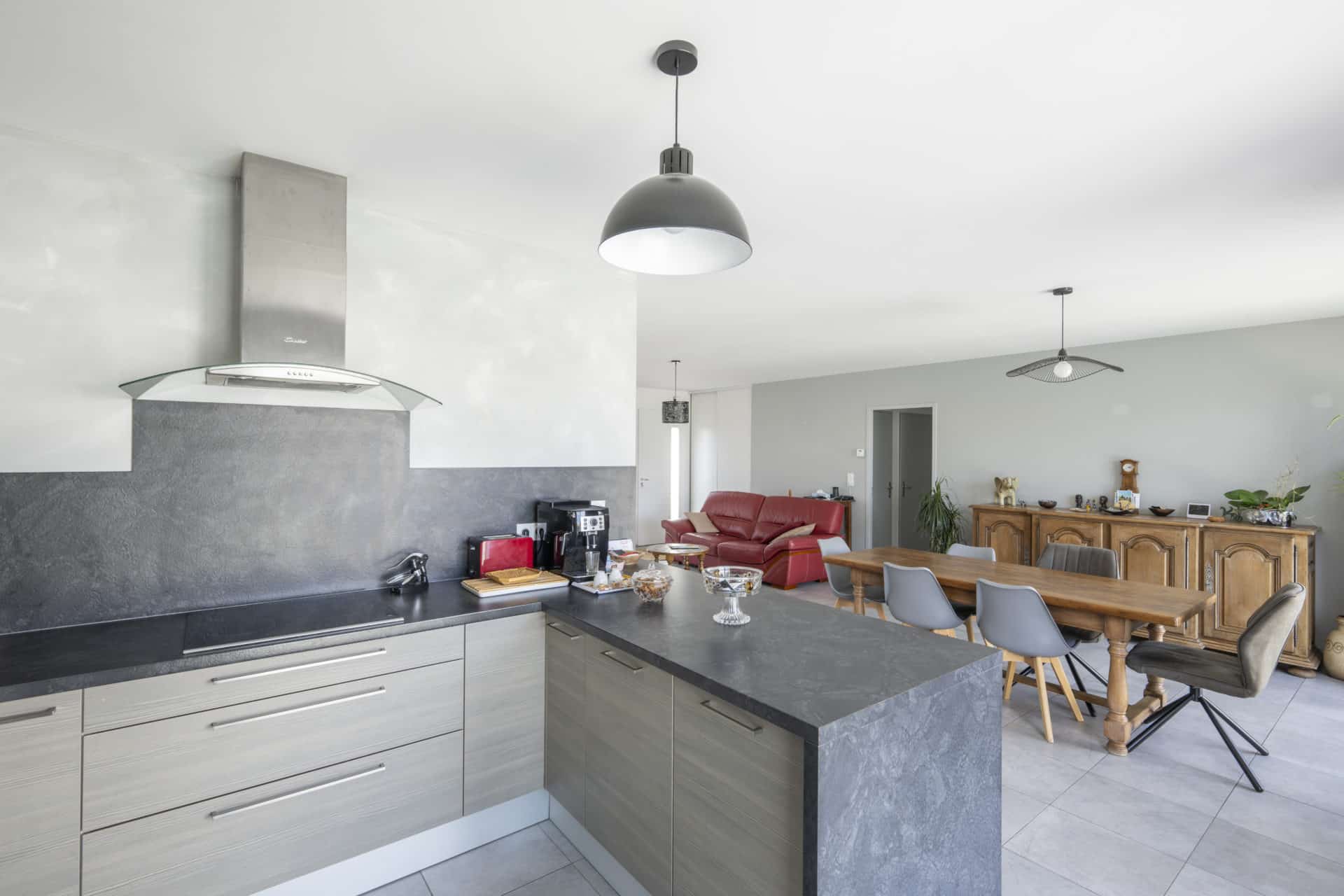 Aménagement moderne de la pièce de vie et cuisine dans une maison construite à Pornic