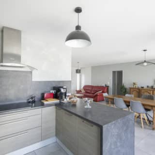 Aménagement moderne de la pièce de vie et cuisine dans une maison construite à Pornic