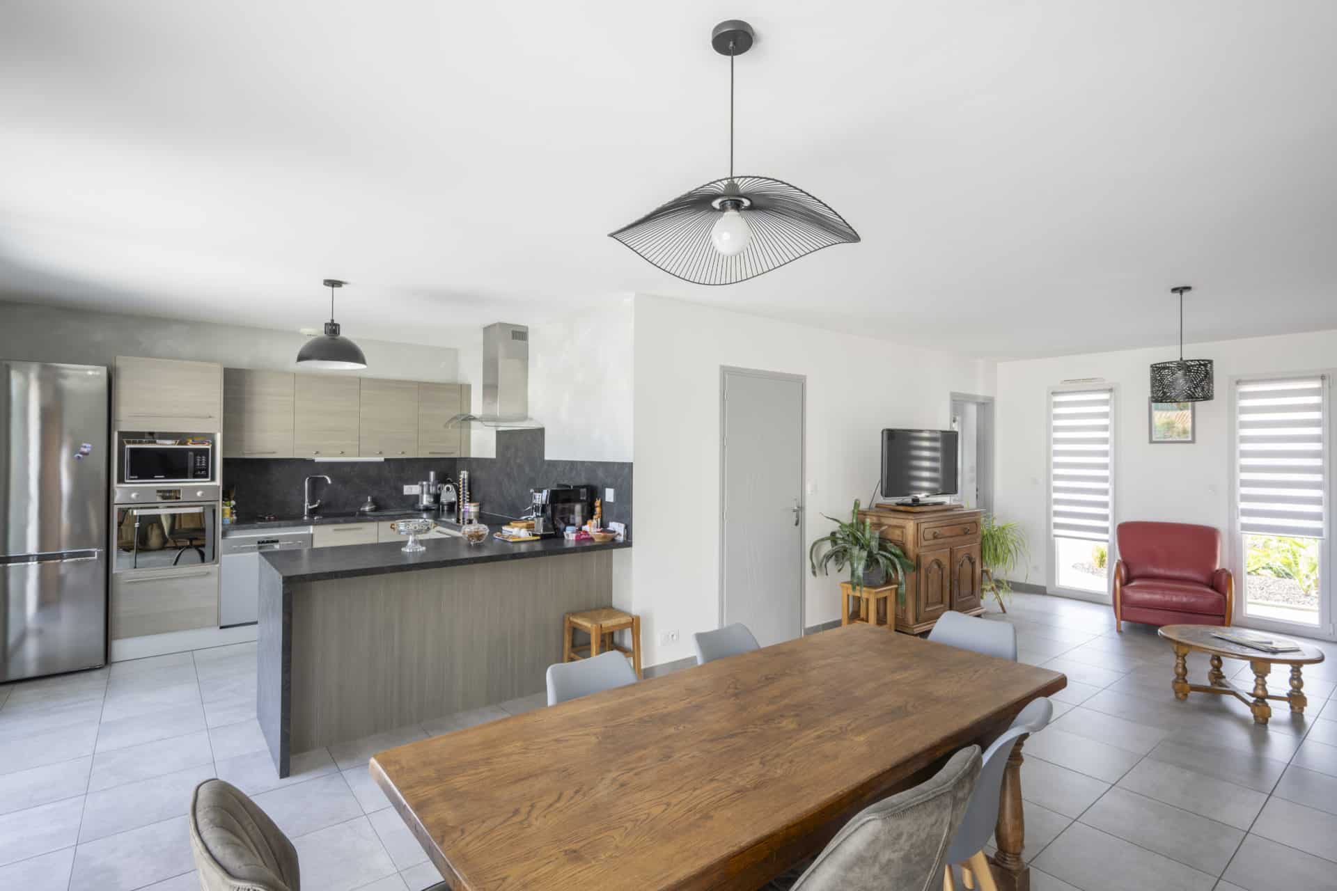 Pièce de vie avec cuisine ouverte dans une maison agrandie à Pornic par un constructeur