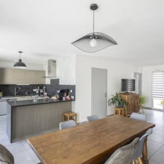 Pièce de vie avec cuisine ouverte dans une maison agrandie à Pornic par un constructeur