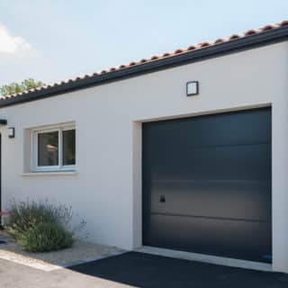 Vue en angle de la façade avant d'une maison familiale construite à Clisson (44)