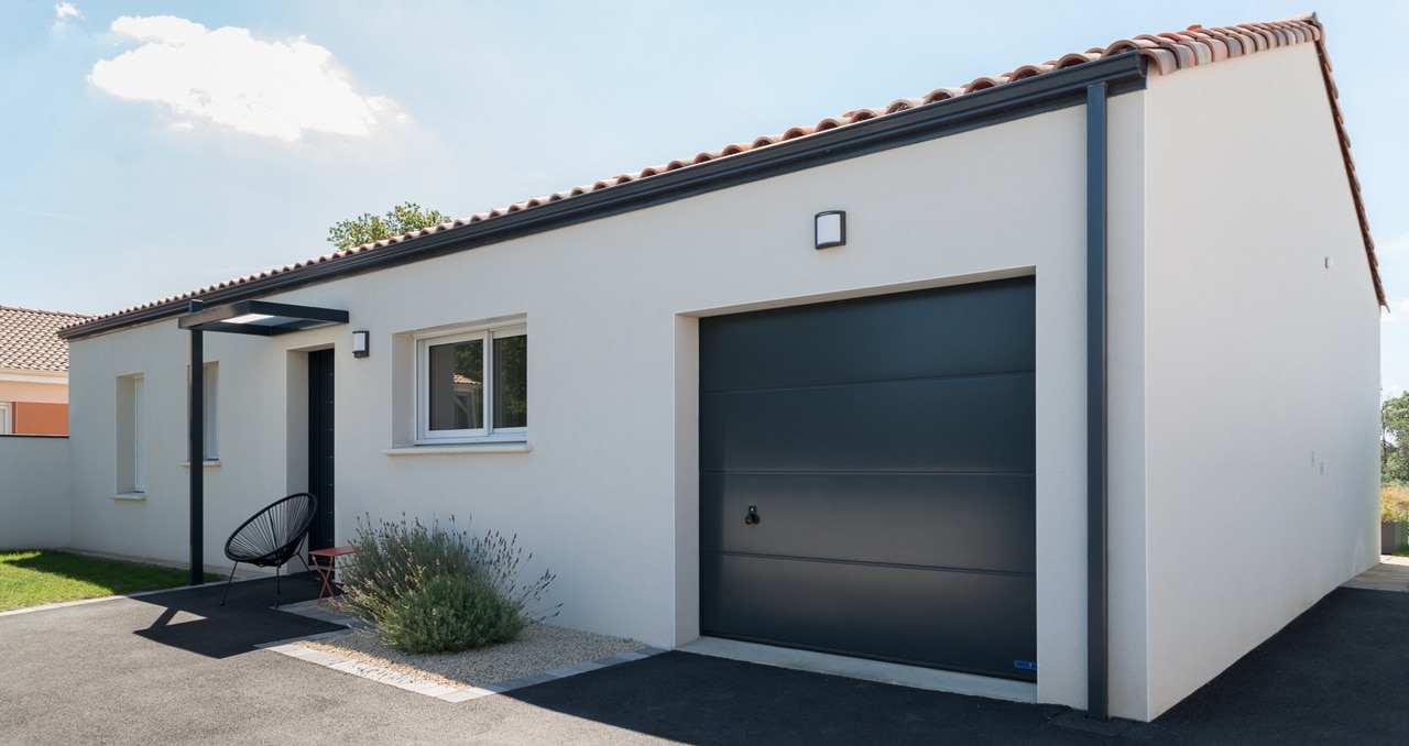 Vue en angle de la façade avant d'une maison familiale construite à Clisson (44)