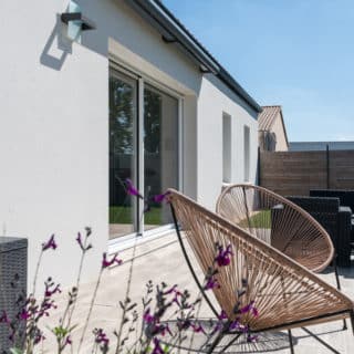 Façade arrière et jardin d'une maison neuve à Clisson exposée Sud-Ouest