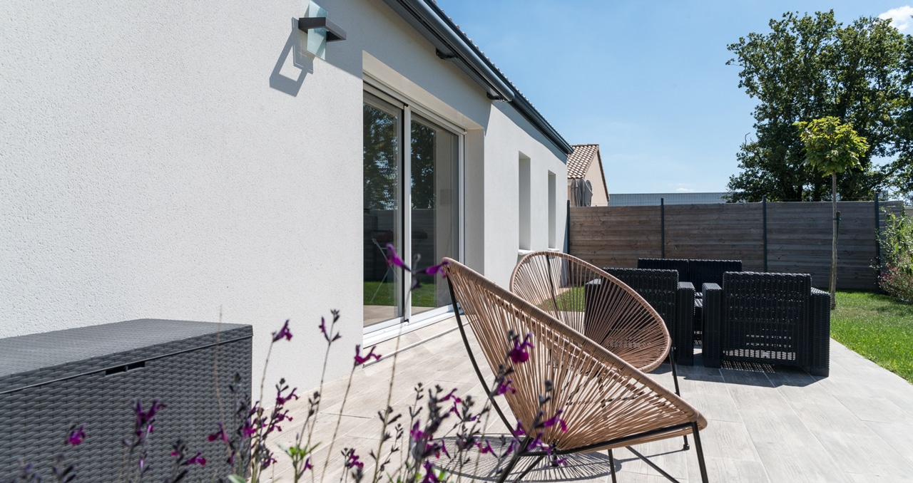 Façade arrière et jardin d'une maison neuve à Clisson exposée Sud-Ouest