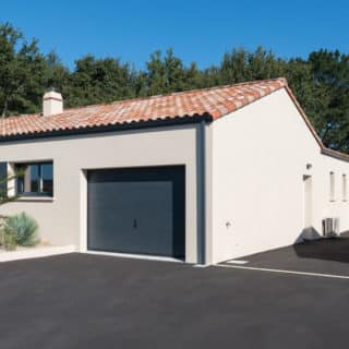 Maison neuve de 117m² à La Chevrolière – façade sud avec porche d’entrée situé à gauche