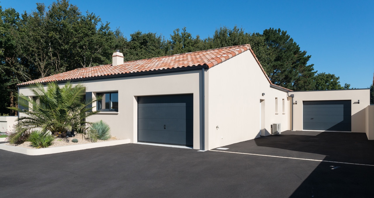 Maison neuve de 117m² à La Chevrolière – façade sud avec porche d’entrée situé à gauche