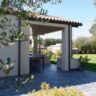 Construction de maison neuve en Loire-Atlantique – jardin façade ouest avec porche couvert