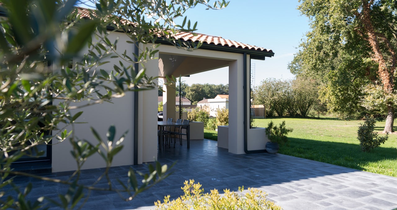 Construction de maison neuve en Loire-Atlantique – jardin façade ouest avec porche couvert