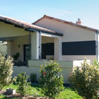 Maison familiale 117m² à La Chevrolière – vue côté jardin avec porche attenant à la pièce de vie
