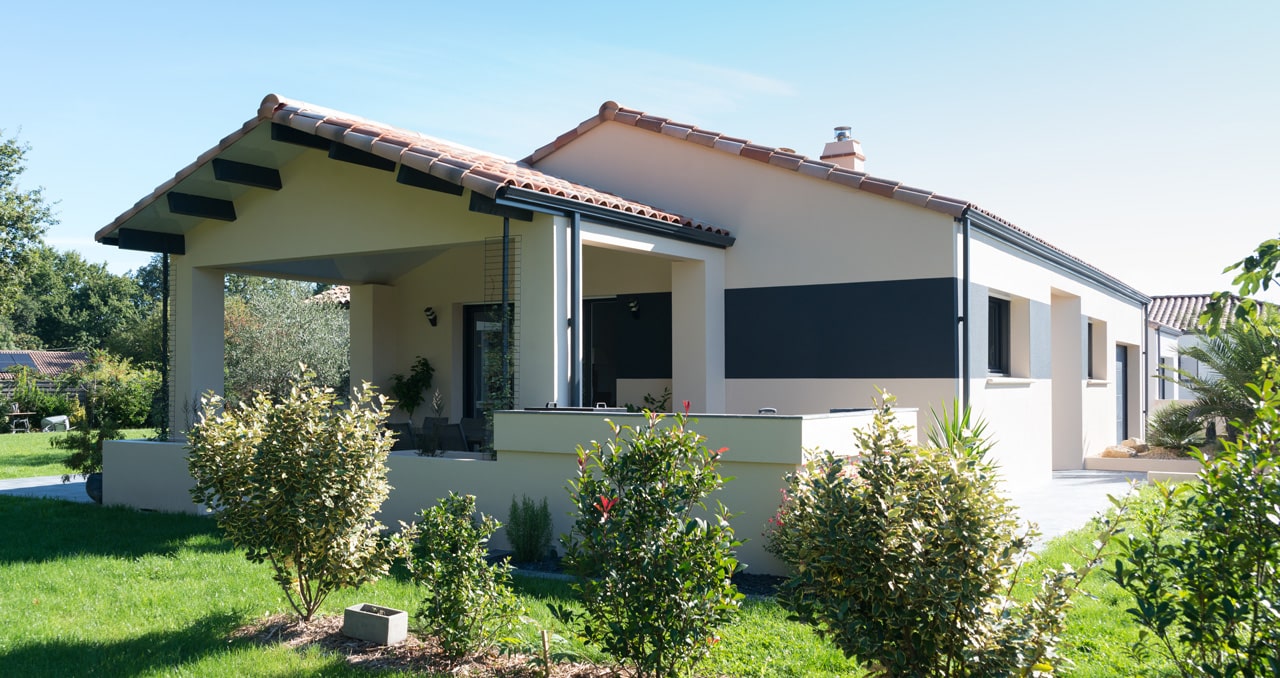 Maison familiale 117m² à La Chevrolière – vue côté jardin avec porche attenant à la pièce de vie