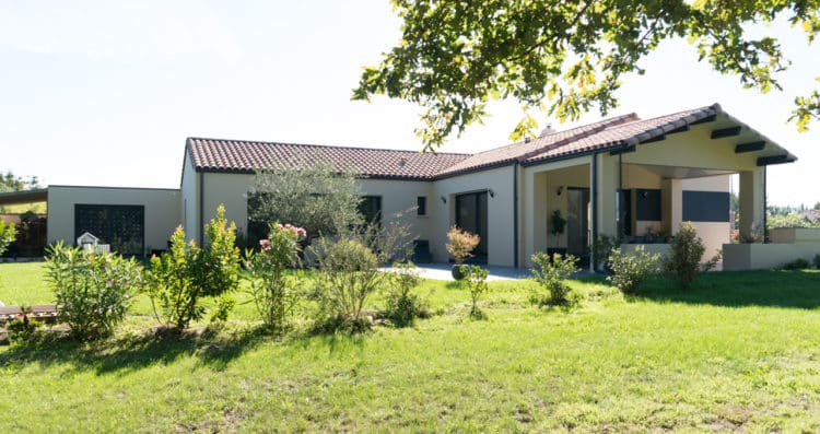 Maison neuve 117m² en Loire-Atlantique – terrasse et porche côté jardin pour prolonger l’espace de vie