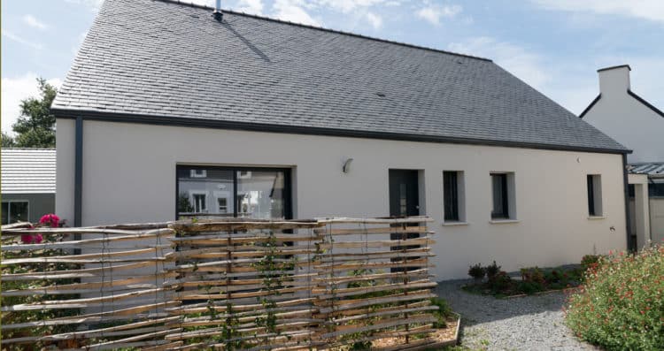 Construction d’une maison neuve à Saint-Joachim – façade avant et toiture en ardoise.