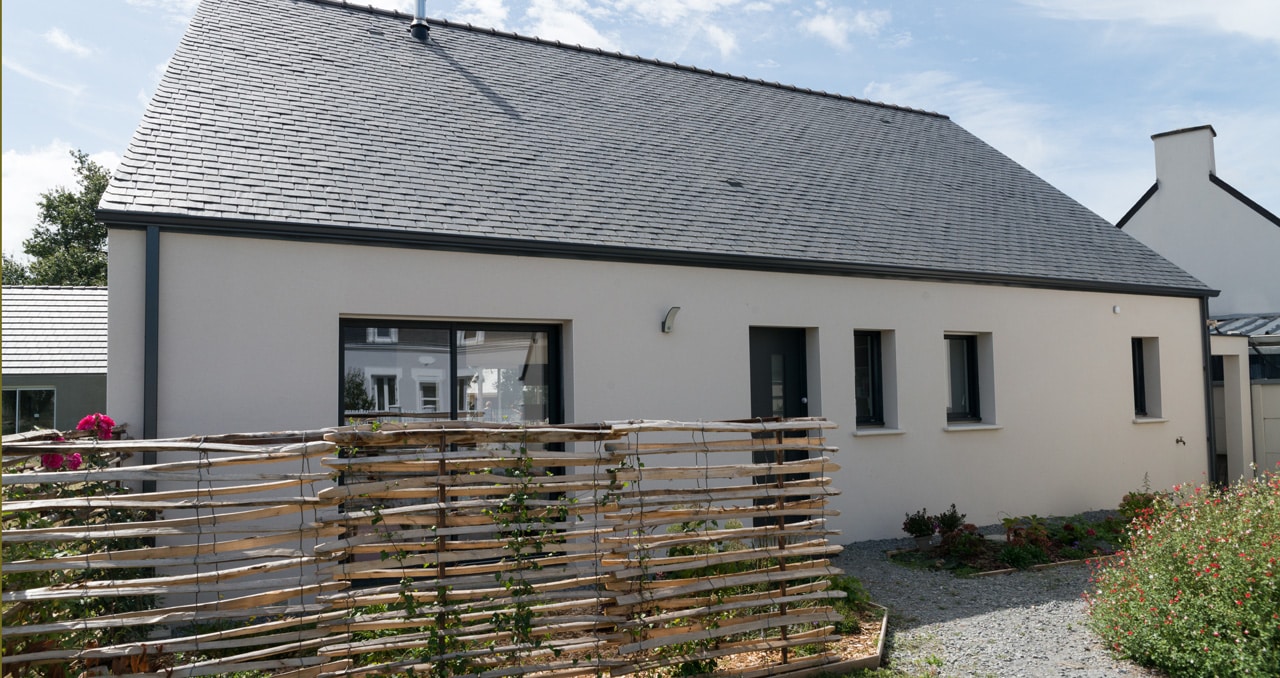Construction d’une maison neuve à Saint-Joachim – façade avant et toiture en ardoise.