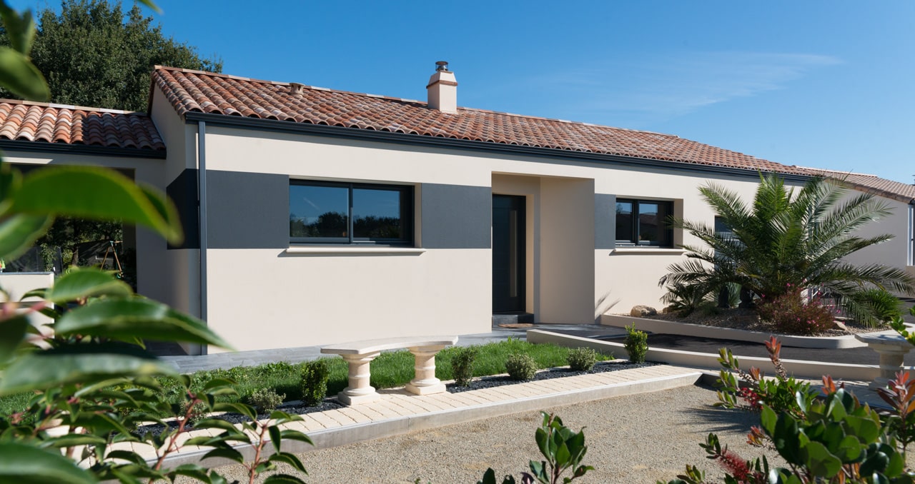 Construction maison 117m² en Loire-Atlantique – façade sud avec enduit blanc Guérande et gris anthracite