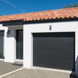 Construction maison 7 pièces à Montbert – façade principale avec tuiles ton vieilli Castel