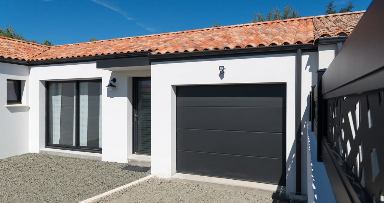 Construction maison 7 pièces à Montbert – façade principale avec tuiles ton vieilli Castel