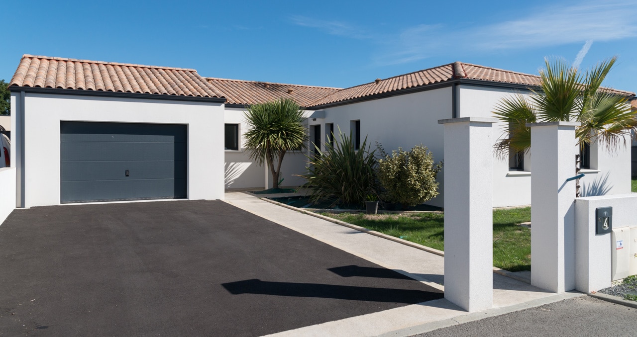 Maison de 130 m² à La Chevrolière – façade avant extérieure avec garage et toit en tuiles.