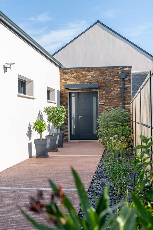 Maison traditionnelle à toit en ardoise construite à Blain par Maisons de l’Atlantique