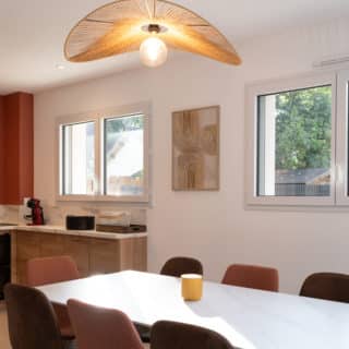Cuisine ouverte sur salle à manger dans une maison neuve de 99 m² à Saint-Brévin-les-Pins